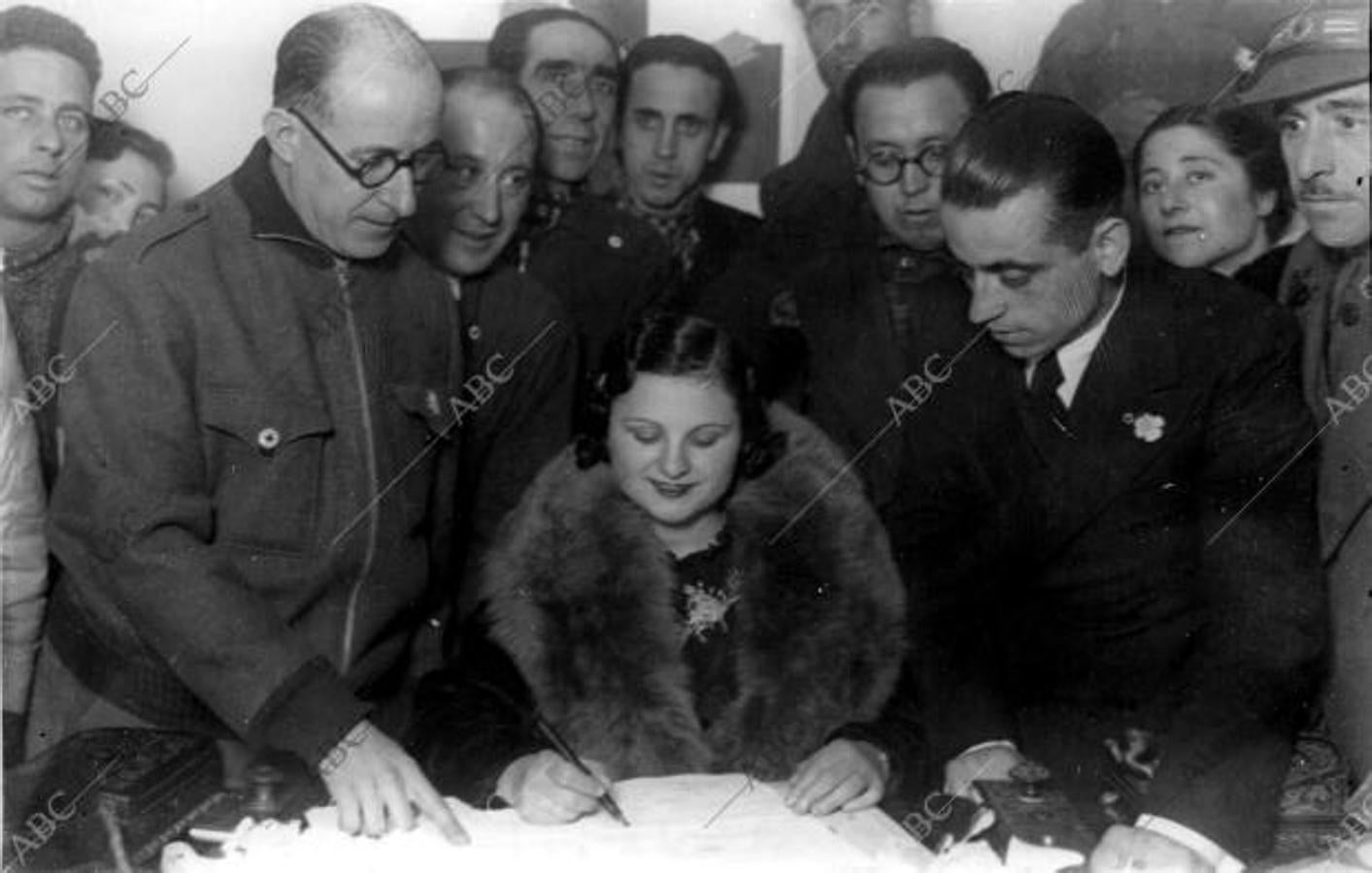 Madrid, octubre de 1936. Boda efectuada en el Comité de la Cruz Roja española por el Comandante Jefe de los servicios Enrique Almansa, entre un ordenanza de dicho Instituto, Celestino Blanco, y Amparo Romero. La novia firmando el acta matrimonial