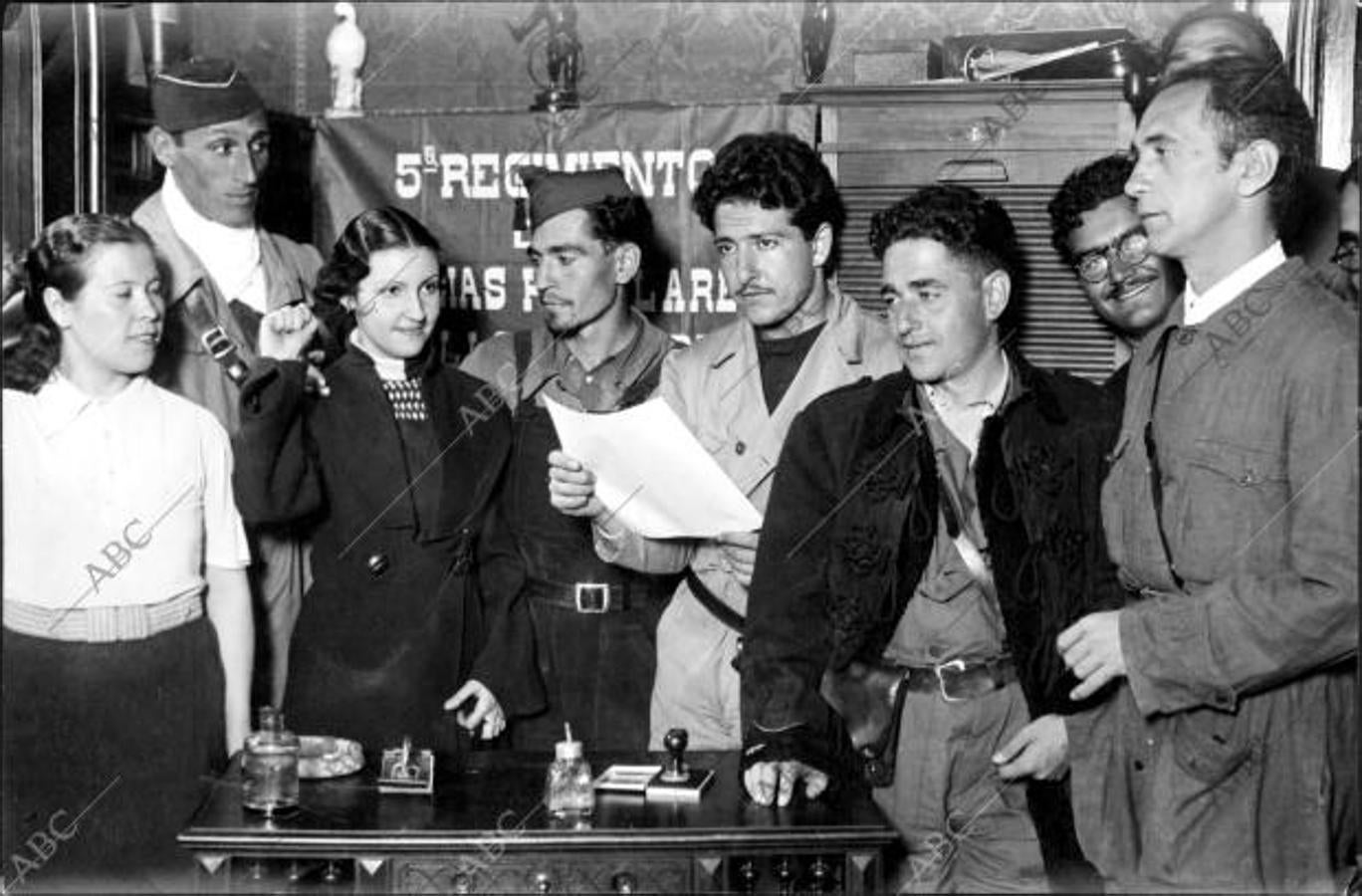 Octubre de 1936. El miliciano Antonio González contrajo matrimonio con Margarita Elías en el Cuartel del Batallón Canarias, del 5º Regimiento de Milicias Populares. Una vez terminada la ceremonia, el nuevo matrimonio marchó al frente