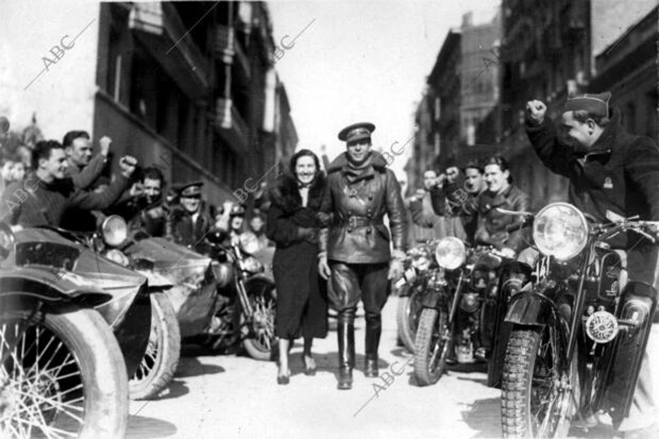 Madrid, 11/02/1937. El miliciano de la motorizada del Batallón de Etapas nº 1, José María García, se casó con Celia López, y a continuación la pareja desfiló entre los compañeros de dicho Batallón