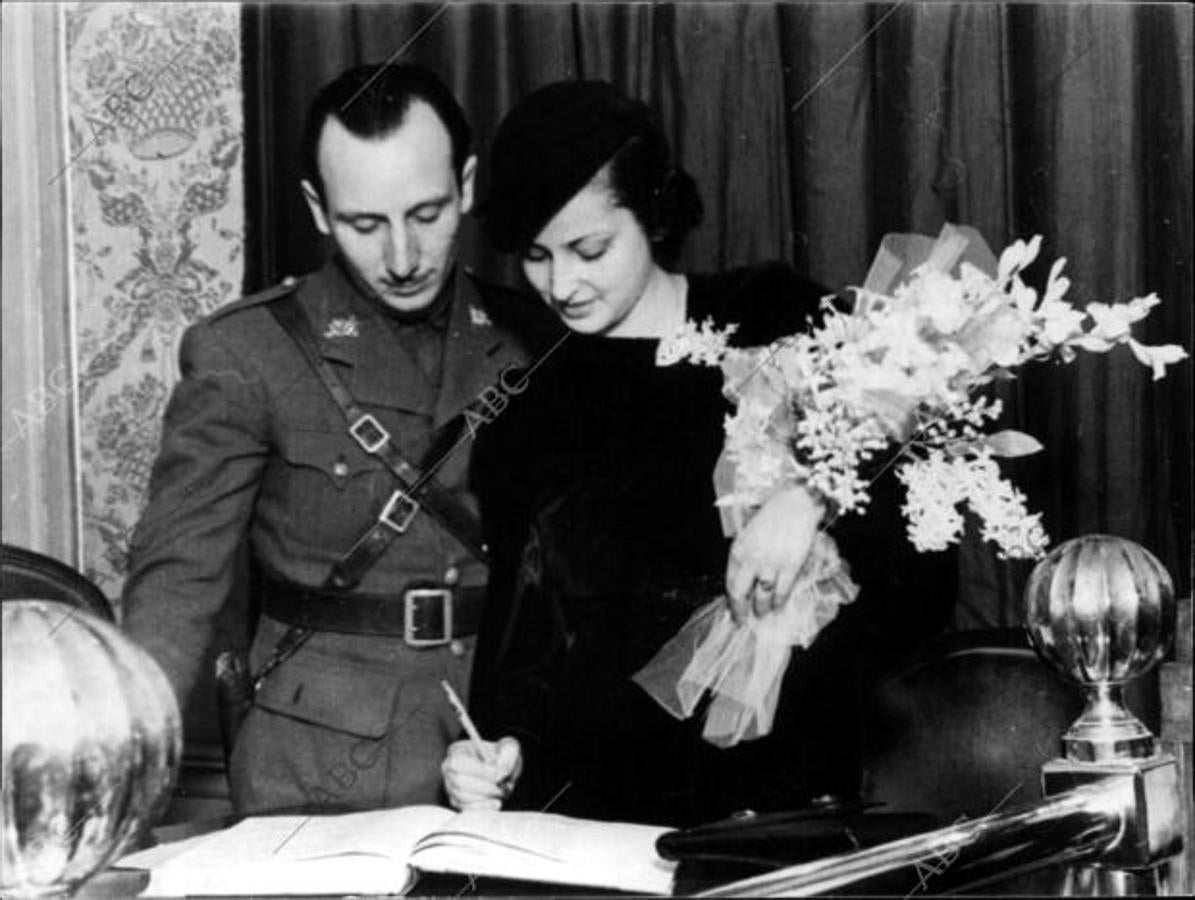 Madrid, marzo de 1938. Boda del comandante Vicente Tovar, Jefe de las Brigadas del Ejército Republicano del Centro, con la señorita Mercedes Abreu y Stand. He aquí a los contrayentes firmando el acta matrimonial