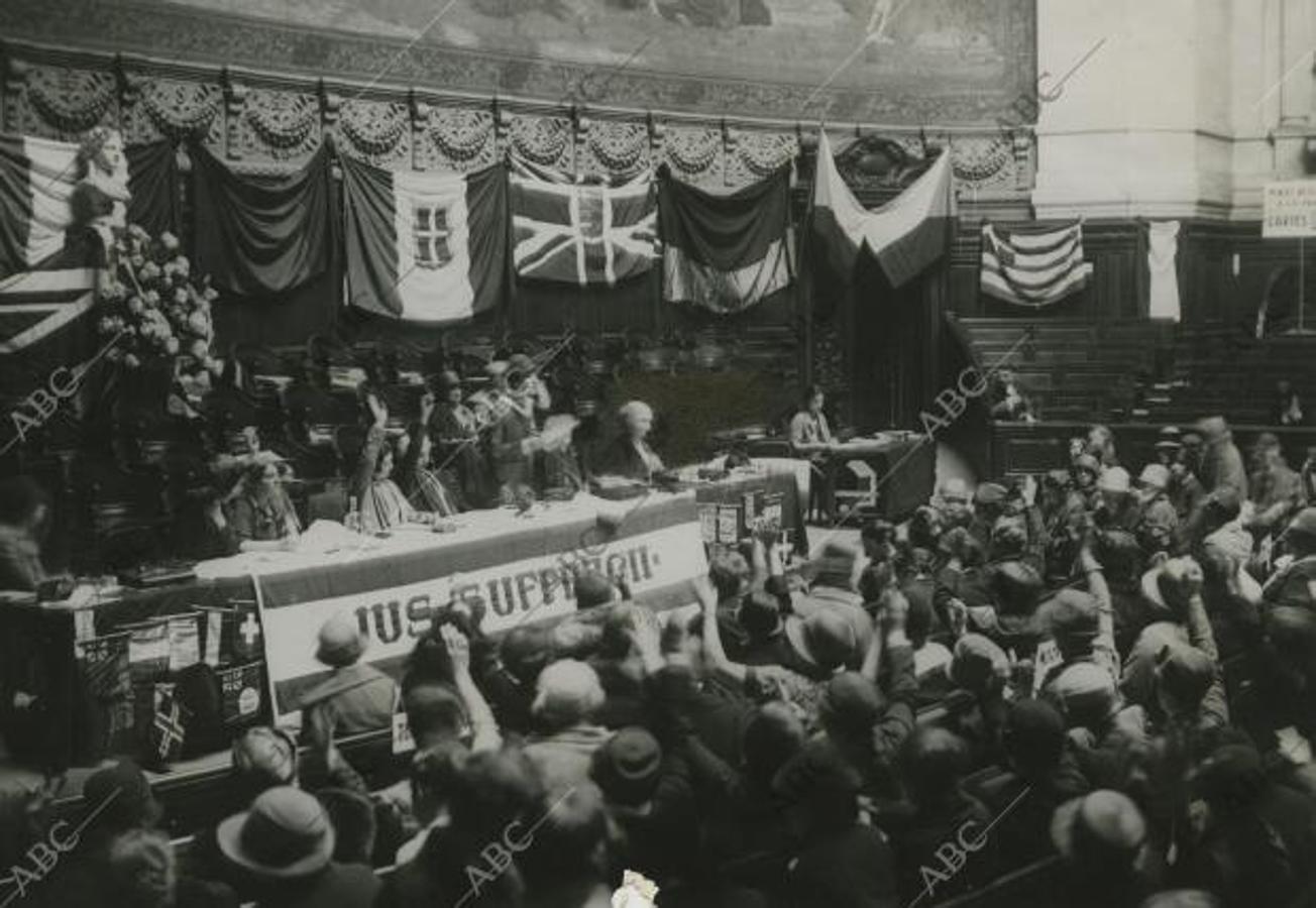 París (Francia), junio de 1926. En la Sorbona. Una votación en el Congreso Internacional feminista