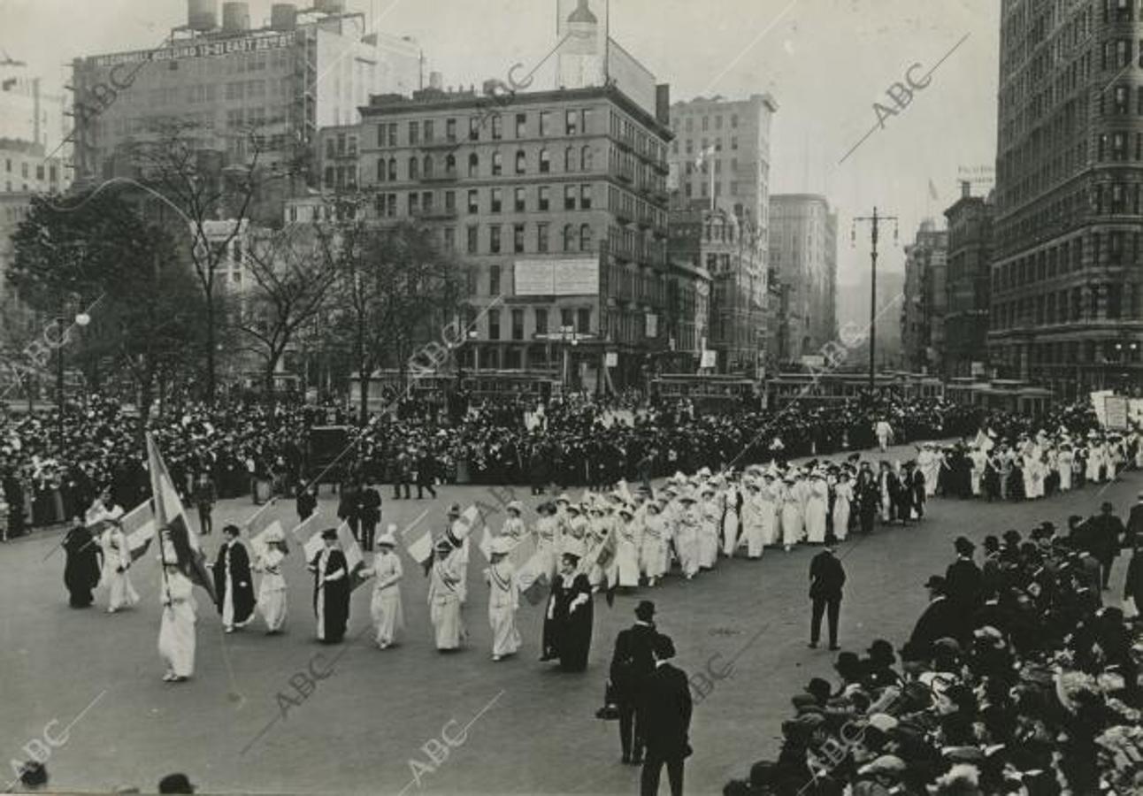 Ciudad de Nueva York (Nueva York, Estados Unidos), 06/5/1912. El desfile de mujeres para solicitar la concesión del sufragio