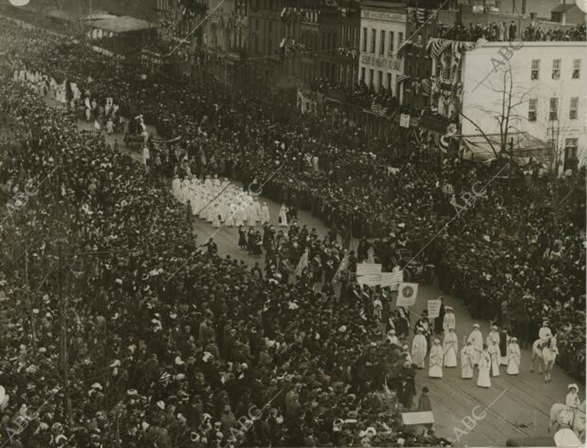 Ciudad de Nueva York (Nueva York, Estados Unidos), 06/5/1912. El desfile de mujeres para solicitar la concesión del sufragio