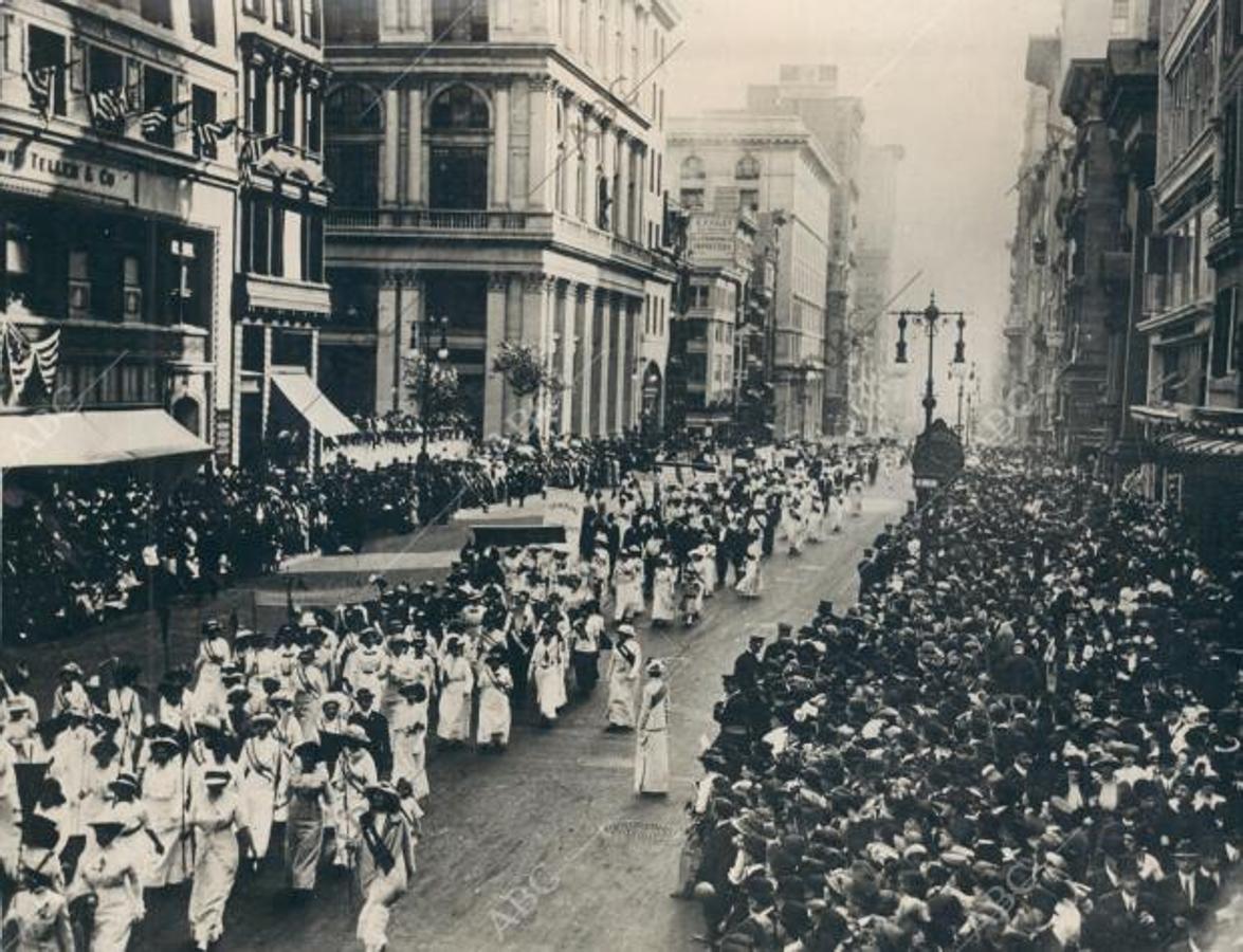 Ciudad de Nueva York (Nueva York, Estados Unidos), mayo de 1913. El movimiento feminista en Estados Unidos: aspecto de las calles de Nueva York al paso de una manifestación de sufragistas