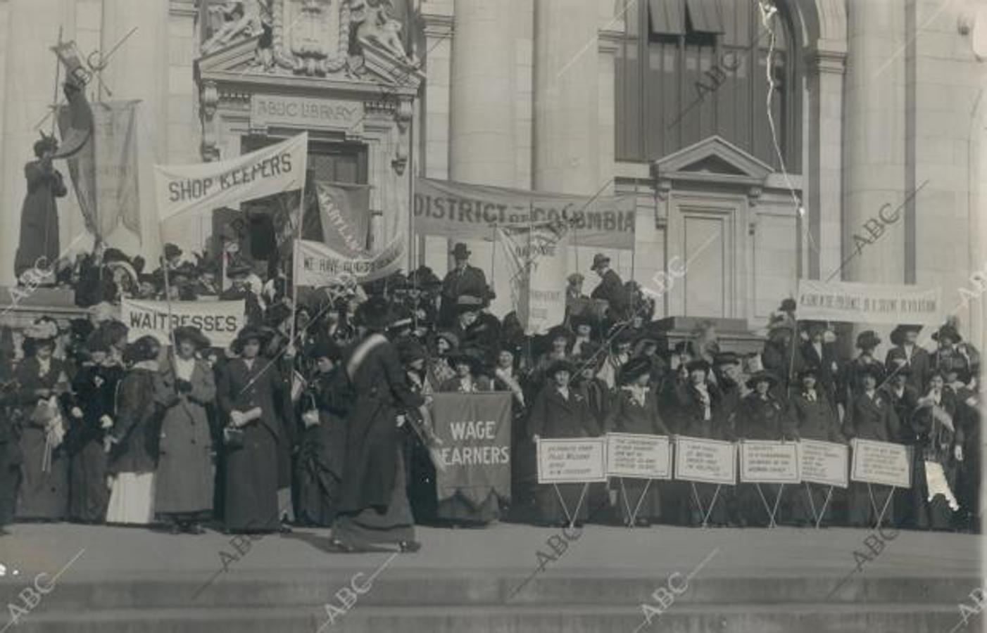 Washington D. C. (Estados Unidos), febrero de 1914. Un grupo de las 400 trabajadoras de seis Estados de la Unión que fueron a la Casa Blanca para conocer la opinión del Presidente Wilson respecto al tema del sufragio femenino
