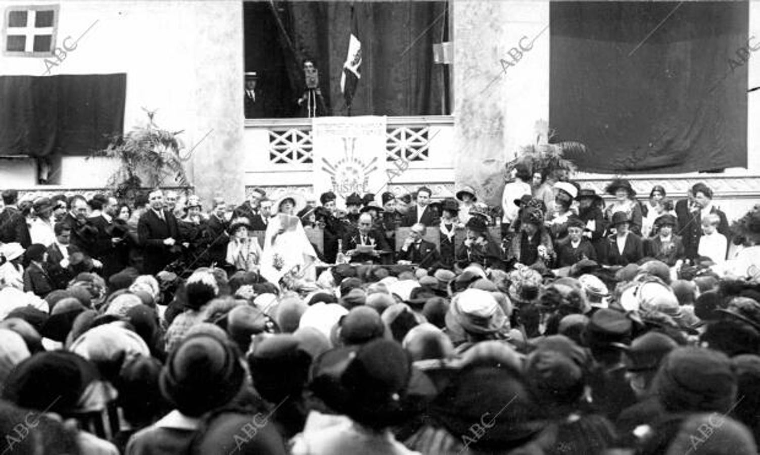 Roma (Italia), mayo de 1923. Movimiento feminista. El jefe de Gobierno, Sr. Mussolini (x), presidiendo la sesión inaugural del Congreso de la Alianza Internacional del sufragio