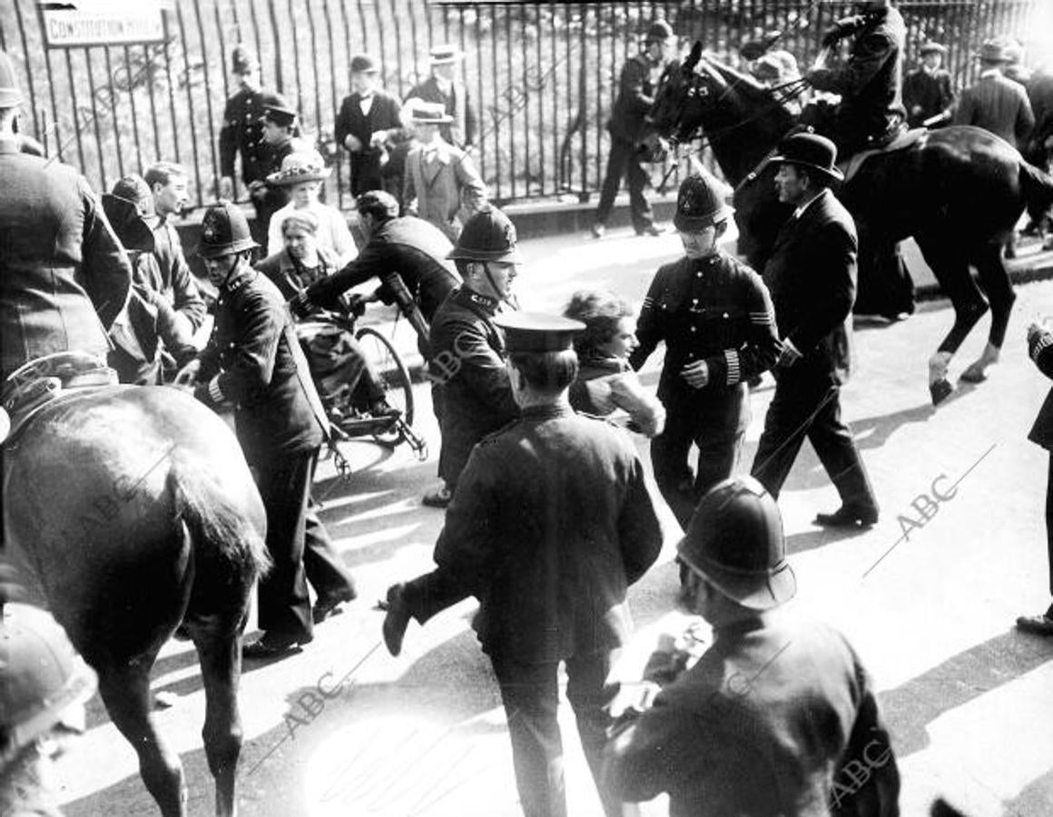 Londres (Reino Unido), mayo de 1914. Manifestación sufragista. Detención de manifestantes en Constitución Hill , después del intento de acercarse al Rey Jorge, realizado ante el Palacio de Buckingham por las sufragistas