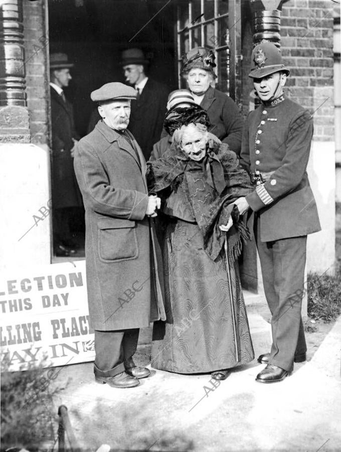 Reino Unido, 1920 (CA.). Una mujer abandona el colegio electoral tras depositar su voto