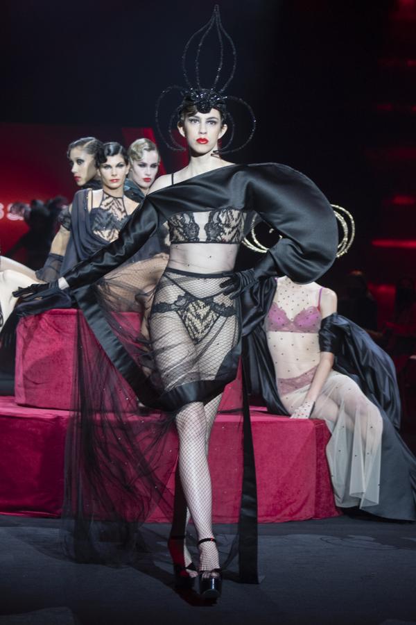 Andres Sarda otoño/invierno 2021-22: las divas de los maravillosos años 20