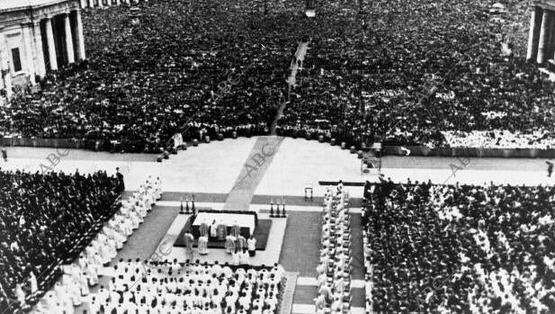 El Papa Juan Pablo II, nació en Wadowice, un pueblo al sur de Polonia, con el nombre de Karol Wojtyla el 18 de mayo de 1920. Los años del Concilio Vaticano II, en los que fue uno de los participantes más jóvenes, sirvieron para hacer patente su valía. Fue nombrado cardenal por Pablo VI en 1967. Tras la repentina muerte de Juan Pablo I, el 16 de octubre de 1978 a las 17:50, comenzaba el papado de Juan Pablo II, que duraría 26 años.