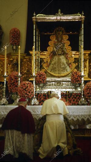 El Papa reza ante la virgen en su visita al Rocío