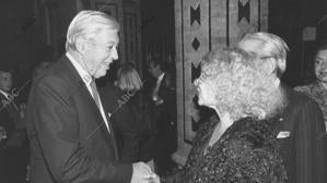 Saludando a la Duquesa de Alba, en la cena homenaje celebrada por ABC en el Alfonso XIII, tras su elección como «Andaluza del año» en 1991