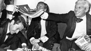 En los Cavia de 1980 firmando ejemplares de ABC junto a Adolfo Suárez