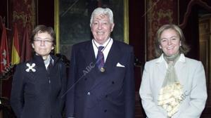 Con sus hijas Catalina y Soledad Luca de Tena en 2003 por el centenario de ABC