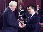Recibiendo la Medalla de Oro de la ciudad de Madrid por los 100 años de ABC, de manos de Álvarez del Manzano