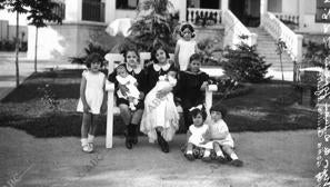 Con su familia cuando tenía un año en el jardín de su casa