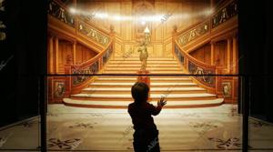 Reproducción de la escalera central del transatlántico hecha con pavimento original