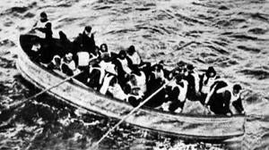 Uno de los botes acercandose al RMS Carpathia