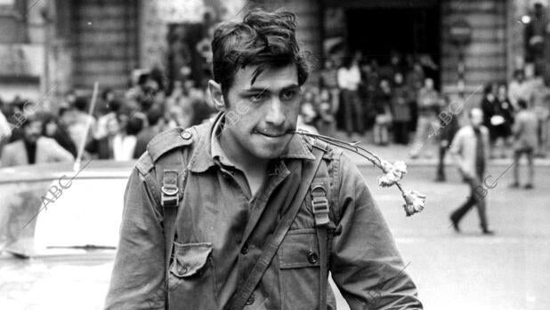 La mañana del 25 de abril de 1974, tras el levantamiento de las fuerzas armadas esa noche, Celeste Caeiro volvía a su casa, con las flores de una fiesta que se suspendió por el levantamiento. De camino, un militar le pidió un cigarrillo, esta al no tener, le dio uno de los claveles que él colocó en el cañón de su arma, gesto que se extendió rápidamente por todo el ejercito sublevado. Nacía la Revolución de los Claveles.