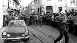 Un Fiat 850, es acordonado por la Policía militar. En su interior, dos supuestos agentes perseguidos