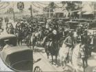 Ambiente en el Real de la Feria, con caballistas, calesas y automóviles