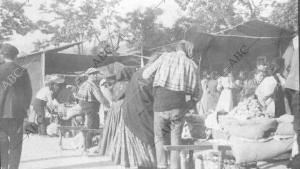 Puestos en la Pradera de San Isidro durante la fiesta del patrón de Madrid a finales del siglo XIX