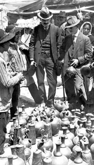 Grupo de Extranjeros Comprando Botijos en uno de los puestos de la pradera en 1914