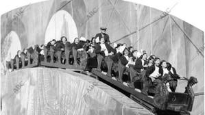 Un grupo de niñas en la montaña rusa del parque de atracciones