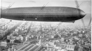 El dirigible Conde Zeppelin sobrevolando la ciudad condal durante la Exposición