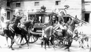 Los Reyes en la carroza palacio acompañado de sus padrino de boda, el Infante don Carlos, camino de Los Jerónimos