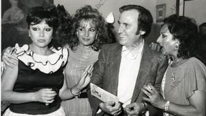 Lola Flores también vivió su competición particular con el disco «Mi Mundial 82», aquí la vemos junto a Marujita Díaz, Carmen Sevilla y Manolo Escobar