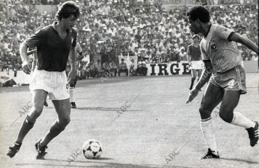 Paolo Rossi y Luizinho en un encuentro entre Brasil e Italia en el estadio de Sarriá el Barcelona, el 5 de julio. Ganaron los italianos 3 a 2