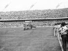 Las Selecciones nacionales de Francia y Alemania Federal, y el trío arbitral antes del partido en Sevilla, que está considerado como uno de los mejores de la historia de los mundiales