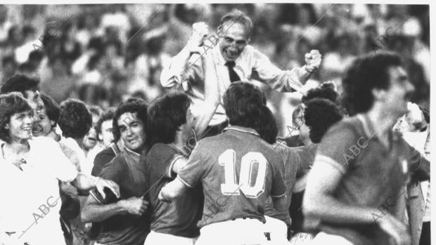 Del 13 junio al 11 de julio de 1982 tuvo lugar la Copa Mundial de Fútbol de 1982, disputada en 14 sedes a lo largo de todo el territorio nacional. La final, disputada en el estadio Santiago Bernabéu, la ganó Italia a República Federal Alemana por 3 a 1. En la imagen podemos ver al equipo italiano celebrando el triunfo, con su entrenador Enzo Bearzot llevado a hombros por lo jugadores