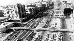 Una pasarela peatonal atravesaba el Paseo de la Castellana para conectar el edificio de prensa con el Santiago Bernabéu
