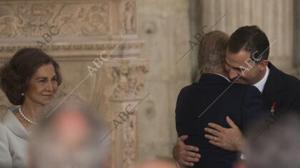 Don Felipe abraza a su padre tras la sanción de la Ley Orgánica de su abdicación el 18 de junio de 2014