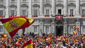 En la plaza de Oriente cientos de personas esperaron impacientes la salida de la Familia Real al balcón