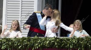La Reina Letizia felicita al Rey Felipe VI en el palco de palacio junto a sus hijas la Princesa Leonor y la Infanta Sofía, que saludan al público