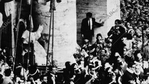 Durante el acto las campánas de la basílica de San Pedro replicaban en honor al nuevo Papa