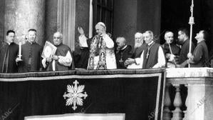 Pablo VI saluda desde el balcón tras haber sido elegido Papa