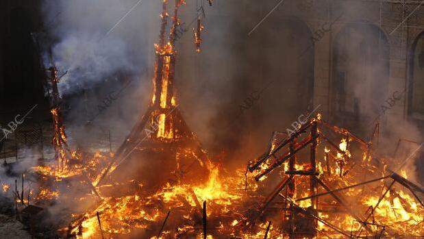 La hoguera del Ayuntamiento de Alicante durante la cremá de 2013