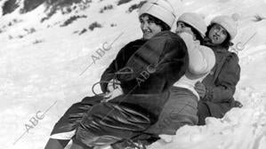 Los deportes de la nieve en Navacerrada en 1911. Señoritas tripulando un "bobsleigh", durante una de las carreras celebradas el domingo por iniciativa del club alpino (Foto: Ramón Alba)