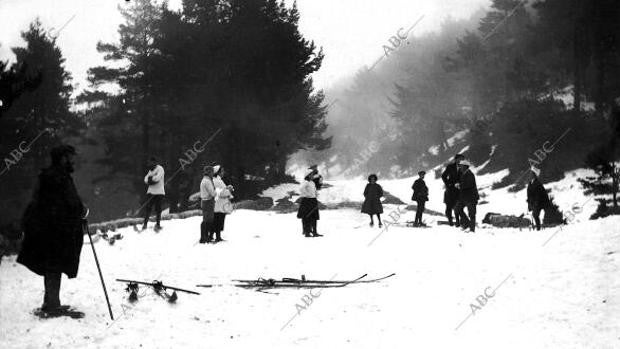 Navacerrada (Madrid). 02/02/1910. Grupo de esquiadores del Club Alpino Español en la carretera del Puerto de Navacerrada