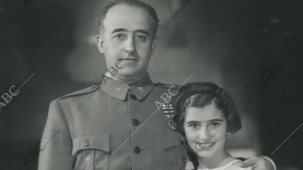 La rara obsesión de Franco por la mano amputada del cadáver de Santa Teresa: «Dormía con ella»