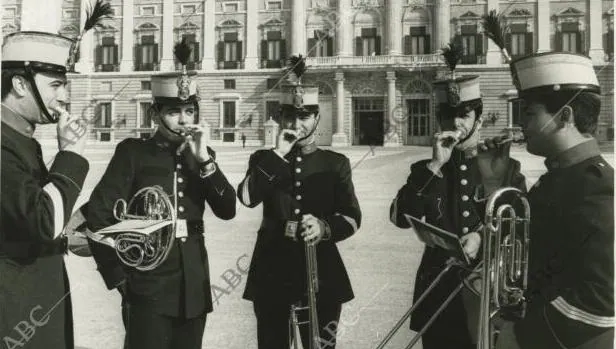 La odisea histórica de la Guardia Real, la unidad que se dedica a proteger la vida de los Reyes de España - Archivo ABC