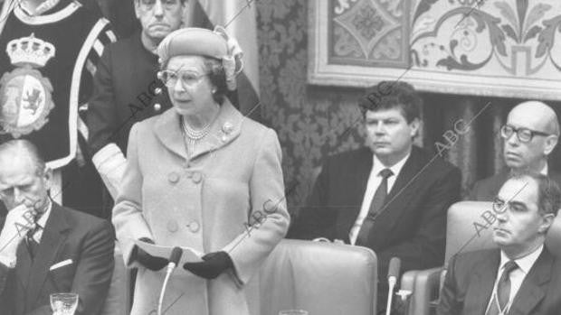Isabel II, la inglesa que enterró (oficialmente) el hacha de guerra con España