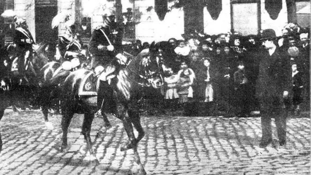 Tres disparos contra el Rey: el atentado del que Alfonso XIII se salvó atacando con su caballo al asesino - Archivo ABC