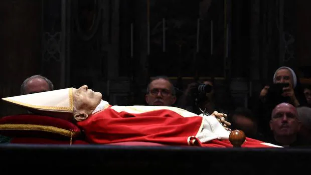 Las grandes diferencias entre Benedicto y otros Papas: ¿Por qué su cadáver  solo descansa en dos almohadillas? - Archivo ABC