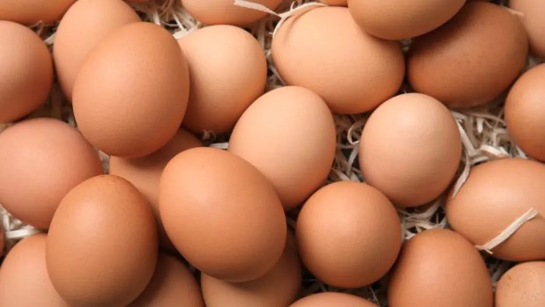 Por qué metes los huevos en la nevera si en el súper están fuera?