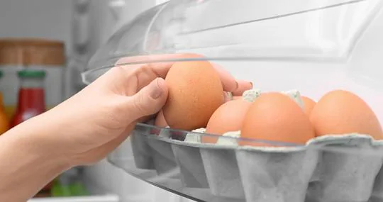 La verdadera razón por la que debes conservar los huevos en la nevera  (aunque en el supermercado no estén refrigerados)